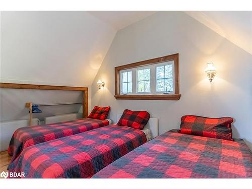 3978 South Portage Road, Lake Of Bays, ON - Indoor Photo Showing Bedroom