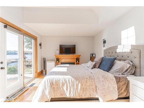 3978 South Portage Road, Lake Of Bays, ON - Indoor Photo Showing Bedroom