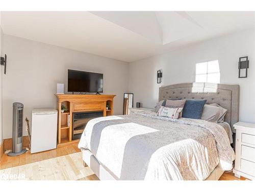 3978 South Portage Road, Lake Of Bays, ON - Indoor Photo Showing Bedroom