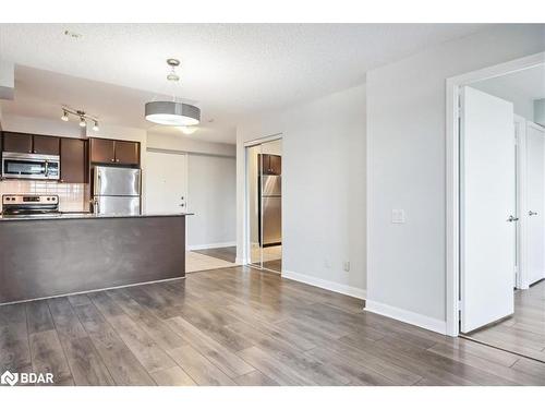 405-525 Wilson Avenue, North York, ON - Indoor Photo Showing Kitchen