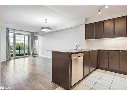 405-525 Wilson Avenue, North York, ON - Indoor Photo Showing Kitchen