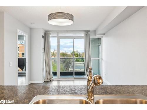 405-525 Wilson Avenue, North York, ON - Indoor Photo Showing Kitchen With Double Sink