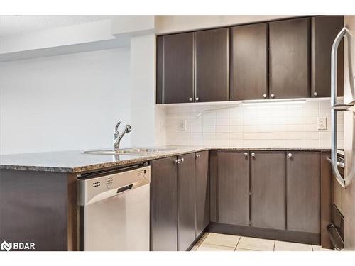 405-525 Wilson Avenue, North York, ON - Indoor Photo Showing Kitchen