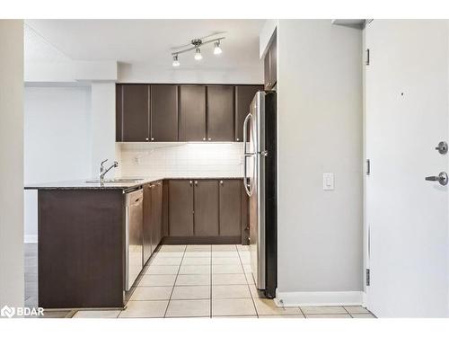 405-525 Wilson Avenue, North York, ON - Indoor Photo Showing Kitchen