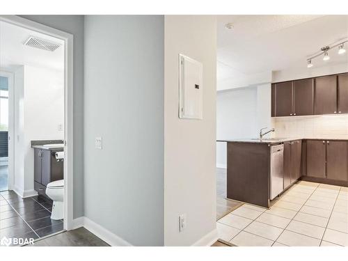 405-525 Wilson Avenue, North York, ON - Indoor Photo Showing Kitchen