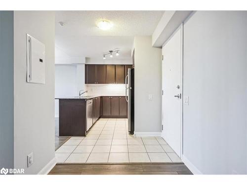 405-525 Wilson Avenue, North York, ON - Indoor Photo Showing Kitchen