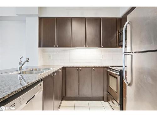 405-525 Wilson Avenue, North York, ON - Indoor Photo Showing Kitchen With Stainless Steel Kitchen With Double Sink With Upgraded Kitchen