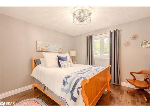 8071 4Th Line, Angus, ON - Indoor Photo Showing Bedroom