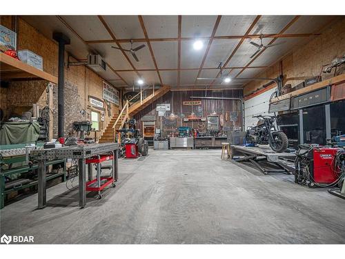 8071 4Th Line, Angus, ON - Indoor Photo Showing Garage