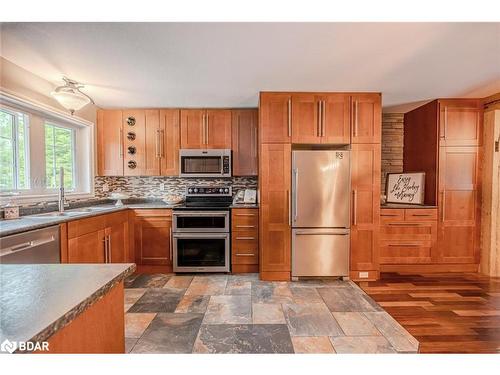 8071 4Th Line, Angus, ON - Indoor Photo Showing Kitchen With Stainless Steel Kitchen