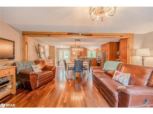 8071 4Th Line, Angus, ON - Indoor Photo Showing Living Room