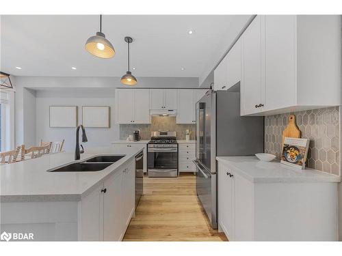 21 Moreau Way, Springwater, ON - Indoor Photo Showing Kitchen With Double Sink With Upgraded Kitchen