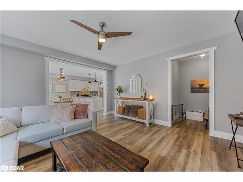 21 Moreau Way, Springwater, ON - Indoor Photo Showing Living Room