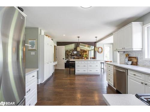 1602 Kale Drive, Innisfil, ON - Indoor Photo Showing Kitchen With Upgraded Kitchen