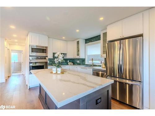 319 East 16Th Street, Hamilton, ON - Indoor Photo Showing Kitchen With Upgraded Kitchen