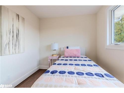 319 East 16Th Street, Hamilton, ON - Indoor Photo Showing Bedroom