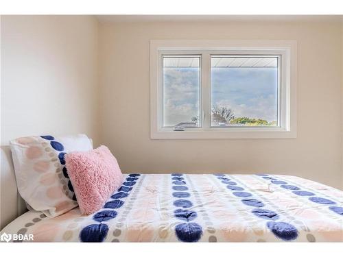 319 East 16Th Street, Hamilton, ON - Indoor Photo Showing Bedroom