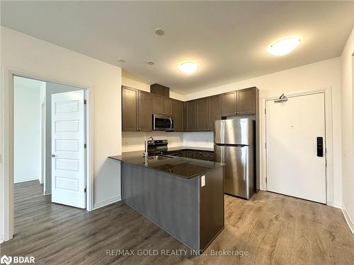 304-95 Dundas Street W, Oakville, ON - Indoor Photo Showing Kitchen