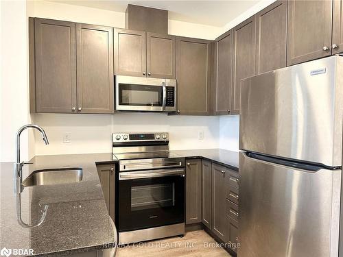 304-95 Dundas Street W, Oakville, ON - Indoor Photo Showing Kitchen With Upgraded Kitchen