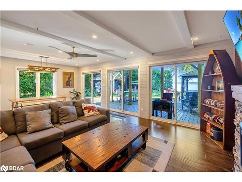 6270 Jim Mitchells Road, Ramara, ON - Indoor Photo Showing Living Room