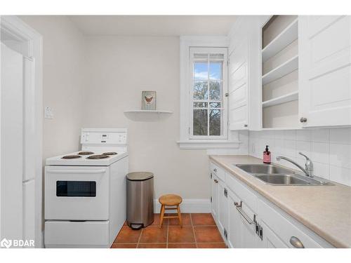 6-101 Clapperton Street, Barrie, ON - Indoor Photo Showing Kitchen With Double Sink