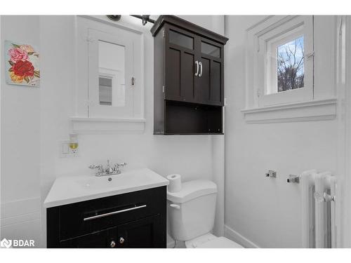 6-101 Clapperton Street, Barrie, ON - Indoor Photo Showing Bathroom