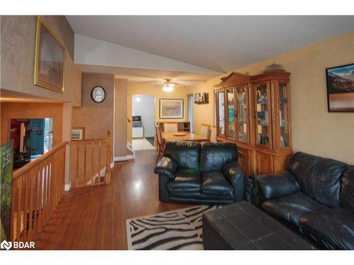 17 Mcconkey Place, Barrie, ON - Indoor Photo Showing Living Room