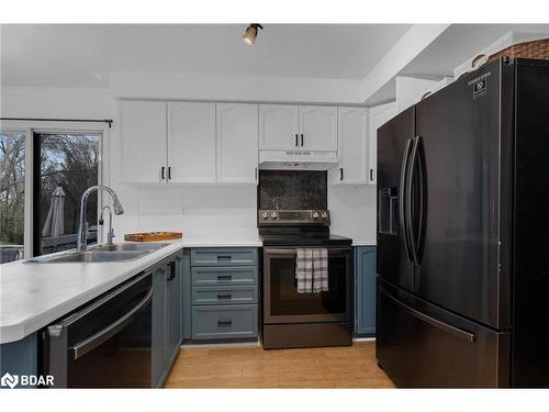 30 Frontier Avenue, Orillia, ON - Indoor Photo Showing Kitchen With Double Sink