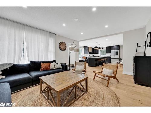 37 Allan Street W, Clifford, ON - Indoor Photo Showing Living Room