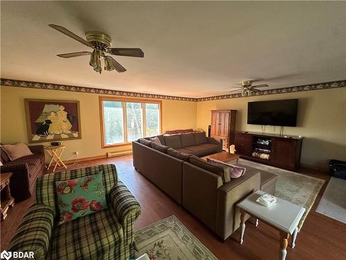 21 Coppercliff Crescent, Tiny, ON - Indoor Photo Showing Living Room