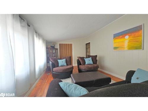 1725 Earl Haid Avenue Crescent, Severn, ON - Indoor Photo Showing Living Room