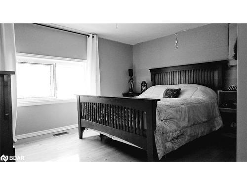 1725 Earl Haid Avenue Crescent, Severn, ON - Indoor Photo Showing Bedroom