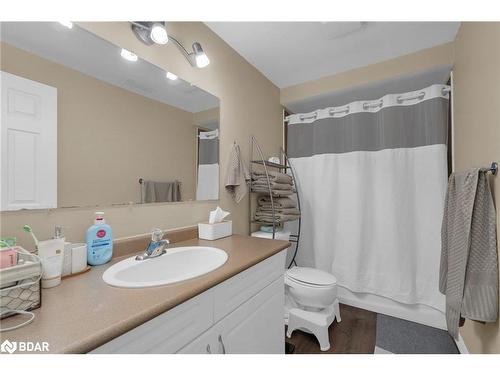 Lower-194 Country Lane, Barrie, ON - Indoor Photo Showing Bathroom