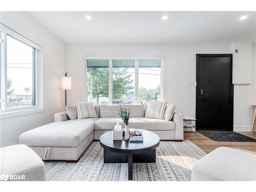 205 Hoyt Avenue, Tay, ON - Indoor Photo Showing Living Room