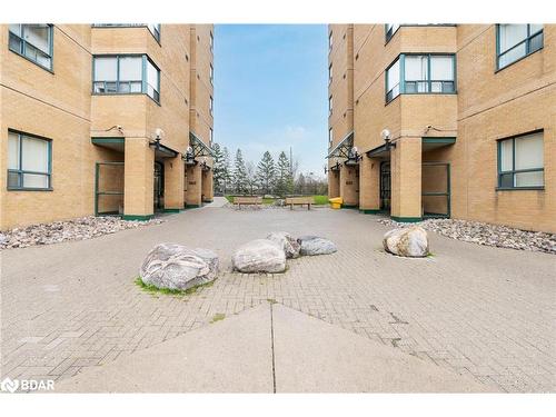 809-1655 Pickering Parkway, Pickering, ON - Outdoor