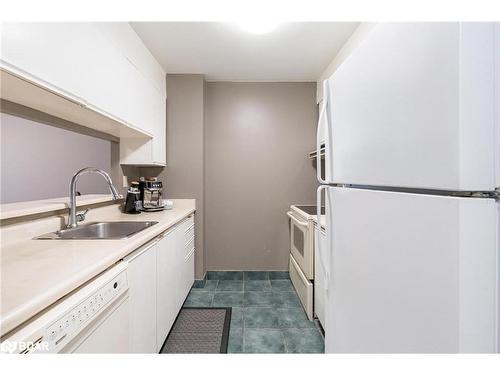 809-1655 Pickering Parkway, Pickering, ON - Indoor Photo Showing Kitchen