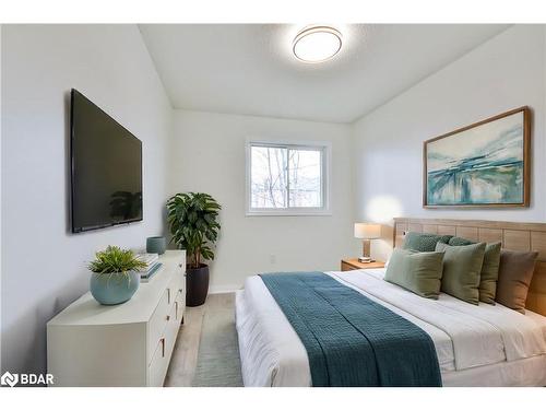 47-239 Ferndale Drive S, Barrie, ON - Indoor Photo Showing Bedroom