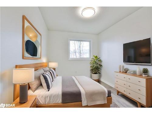 47-239 Ferndale Drive S, Barrie, ON - Indoor Photo Showing Bedroom