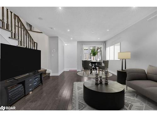 573 Skinner Avenue, Newmarket, ON - Indoor Photo Showing Living Room