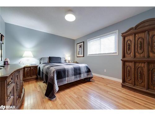 7 Keats Drive, Barrie, ON - Indoor Photo Showing Bedroom