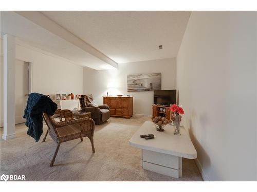 7 Keats Drive, Barrie, ON - Indoor Photo Showing Living Room