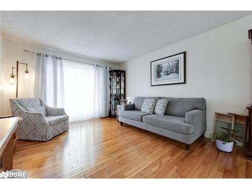 7 Keats Drive, Barrie, ON - Indoor Photo Showing Living Room