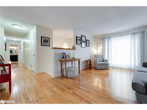 7 Keats Drive, Barrie, ON - Indoor Photo Showing Living Room