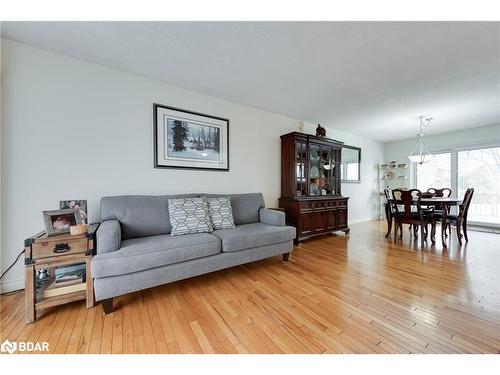 7 Keats Drive, Barrie, ON - Indoor Photo Showing Living Room