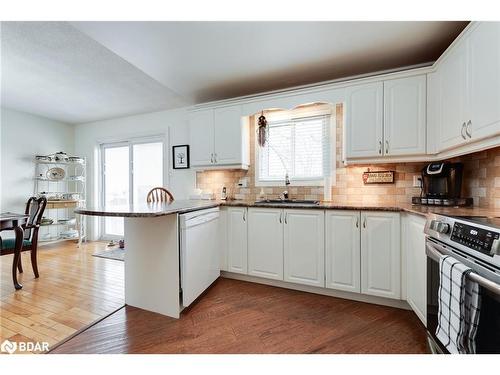 7 Keats Drive, Barrie, ON - Indoor Photo Showing Kitchen