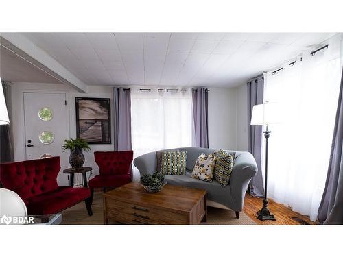 15 Wilmott Street, Huntsville, ON - Indoor Photo Showing Living Room