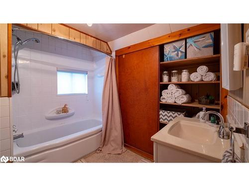 15 Wilmott Street, Huntsville, ON - Indoor Photo Showing Bathroom