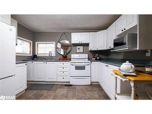 15 Wilmott Street, Huntsville, ON - Indoor Photo Showing Kitchen