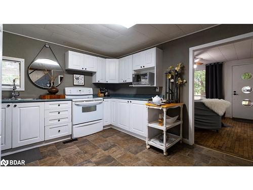 15 Wilmott Street, Huntsville, ON - Indoor Photo Showing Kitchen