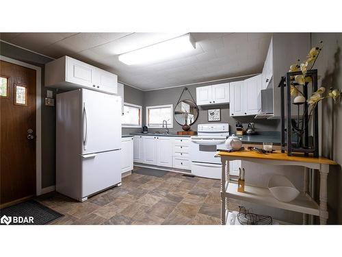 15 Wilmott Street, Huntsville, ON - Indoor Photo Showing Kitchen